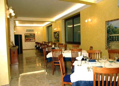 Hotel Ristorante Cordial คอมิโซ ภายนอก รูปภาพ