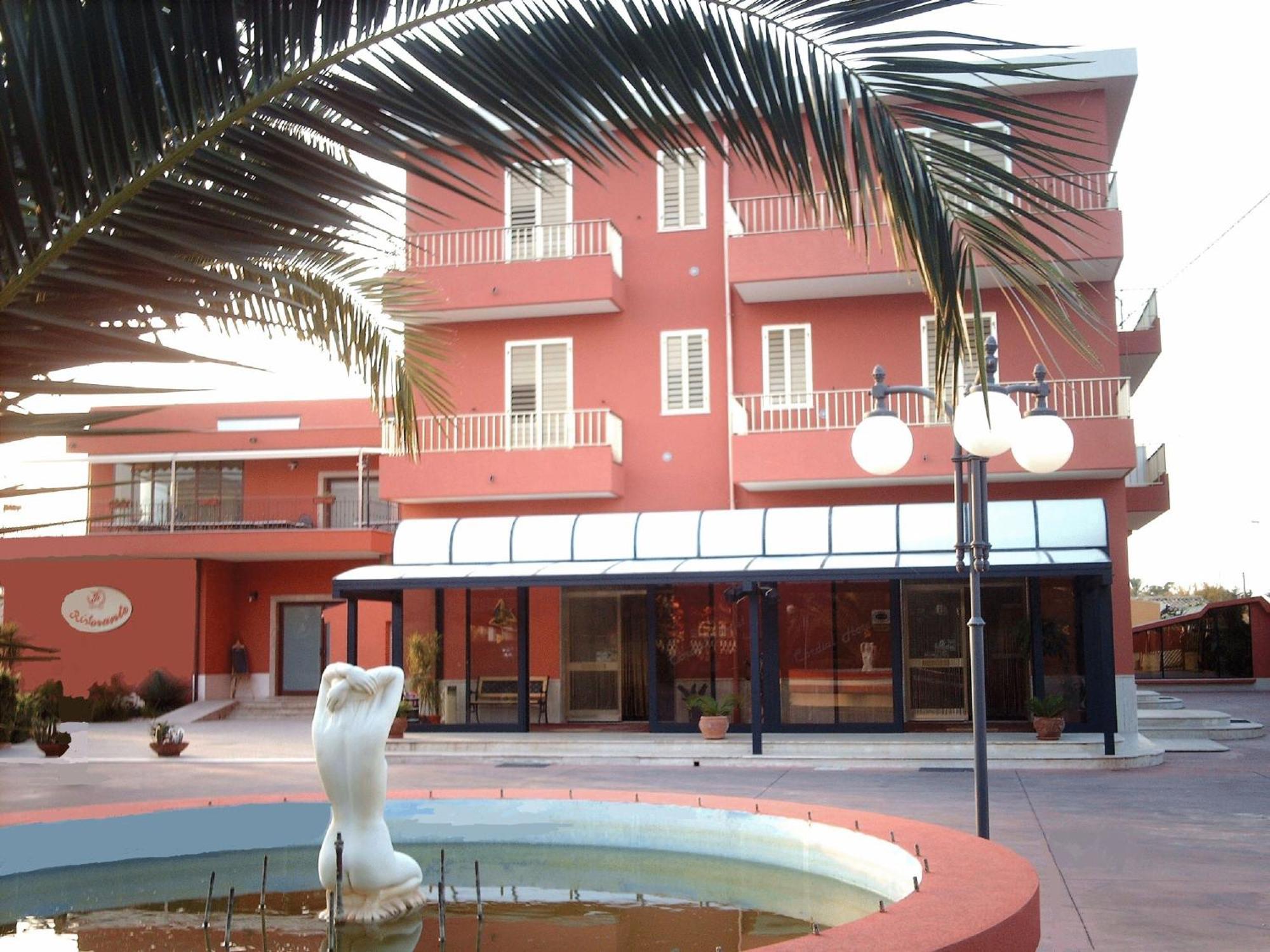 Hotel Ristorante Cordial คอมิโซ ภายนอก รูปภาพ