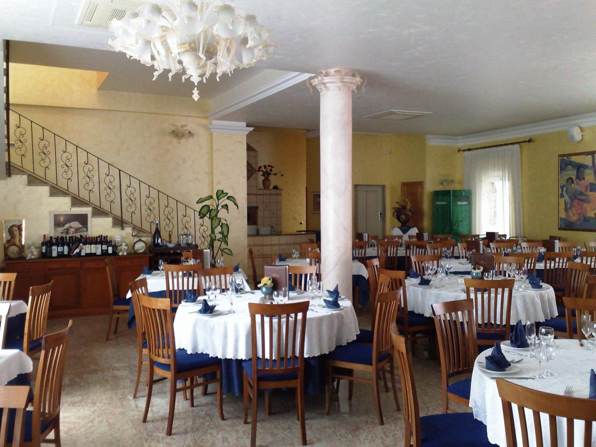 Hotel Ristorante Cordial คอมิโซ ภายนอก รูปภาพ