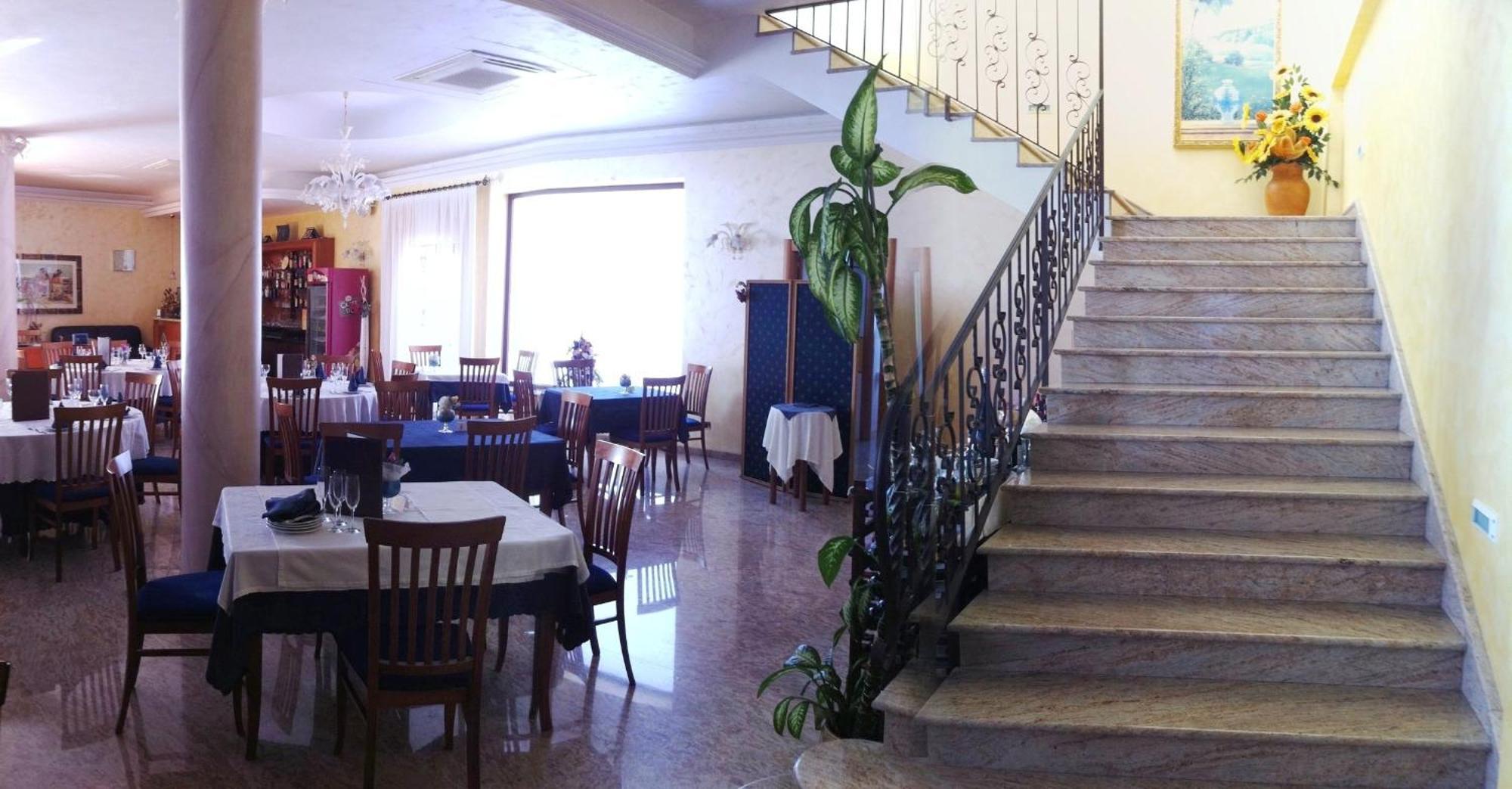 Hotel Ristorante Cordial คอมิโซ ภายนอก รูปภาพ