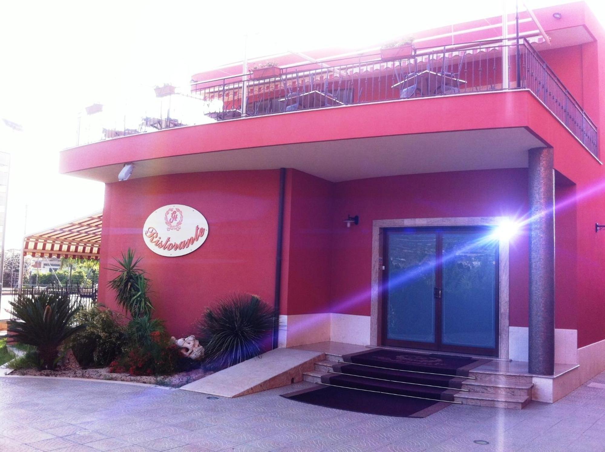 Hotel Ristorante Cordial คอมิโซ ภายนอก รูปภาพ